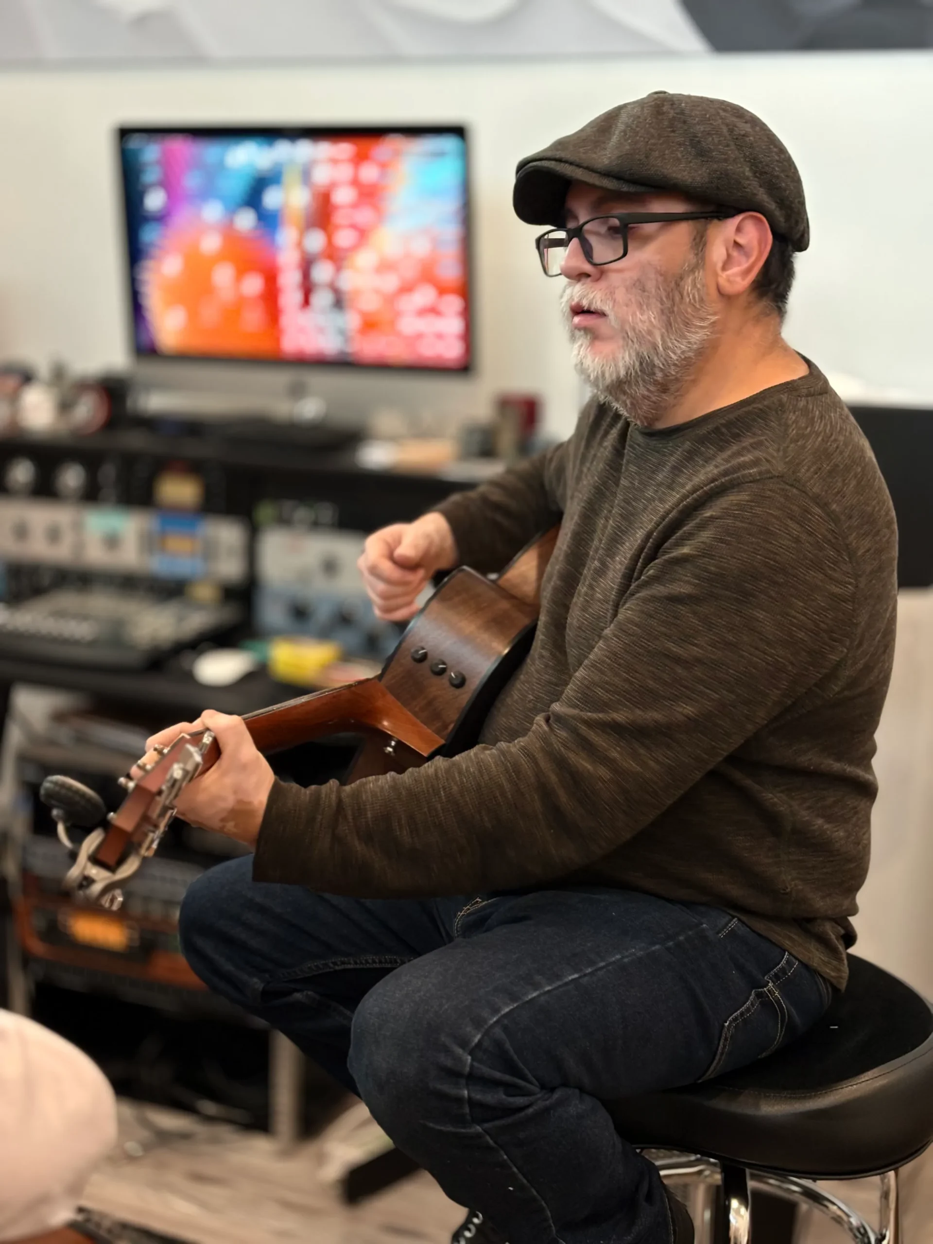 Jan Parra teaching guitar to seniors at Play Pro Guitar School La Mesa